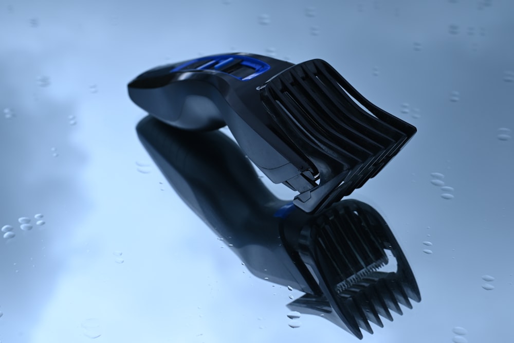 Cross-section of a clipper blade showing oil application points